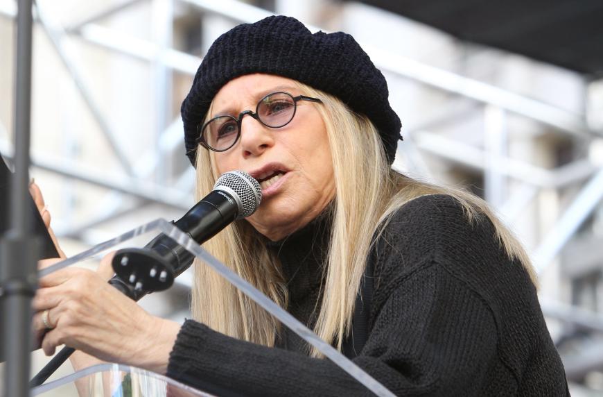 Barbra Streisand spricht zu den Demonstranten.