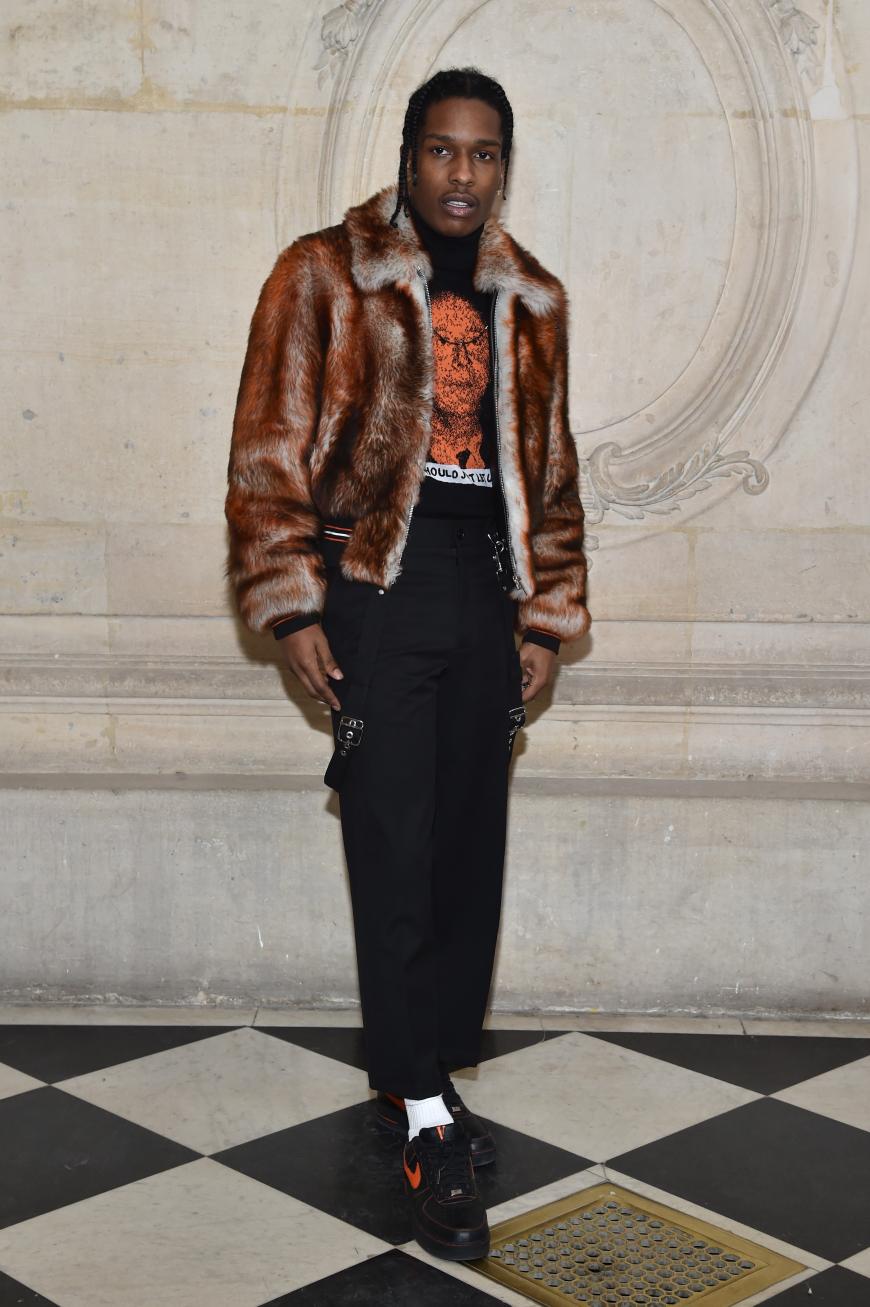 Auch Rapper ASAP Rocky gehörte zu den prominenten Gästen bei der Show von Christian Dior und setzte bei seinem Auftritt auf weiße Socken zu Sneakern und Kunstpelzbomber.
