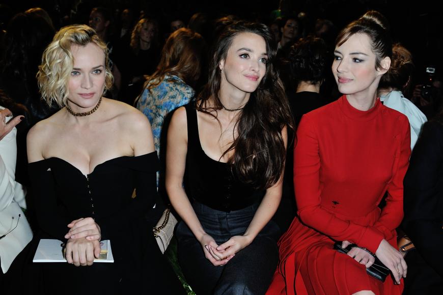 Diane Kruger (l.) in der Front Row auf der Fashion Week Paris