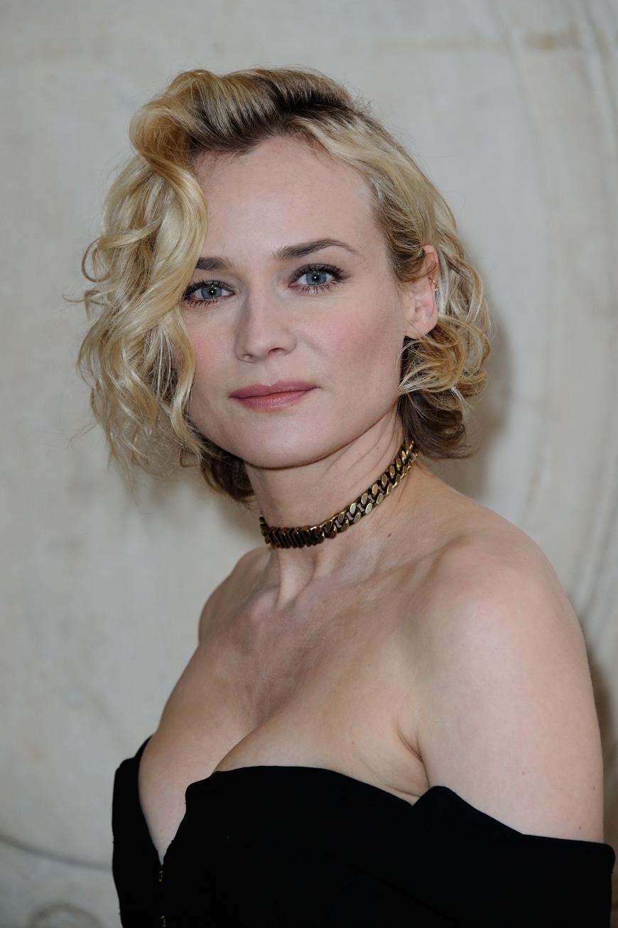 Diane Kruger mit Carmen-Ausschnitt auf der Fashion Week Paris