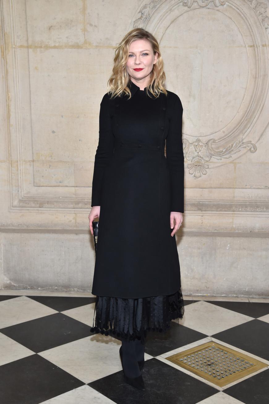 Kirsten Dunst posierte vor der Christian Dior Show für die Presse und nahm anschließend in der Front Row platz.