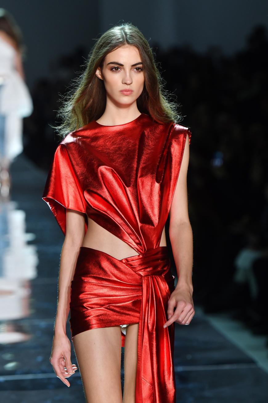 Auch das Model hat mit der Länge des Kleides auf dem Laufsteg von Alexandre Vauthier zu kämpfen.