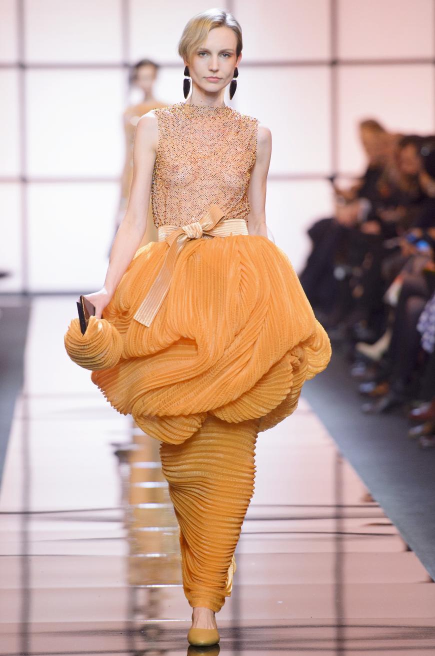 Die Show von Armani Privé setzte in Paris vor allem auf Gelb, naja und auf oben ohne...