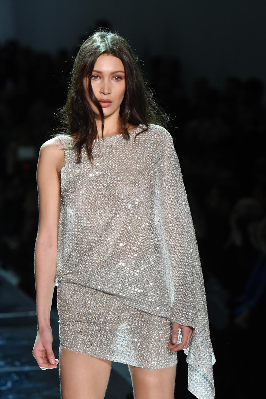 Bella Hadid zeigt auf dem Laufsteg bei Alexandre Vauthier, was The Weeknd nicht mehr privat zu sehen kriegt...