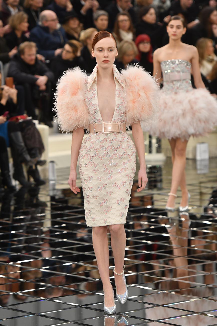 Chanel gehörte dieses Jahr zu den bekleideteren Shows, obwohl auch hier der Ausschnitt bis zum Bauchnabel geht.