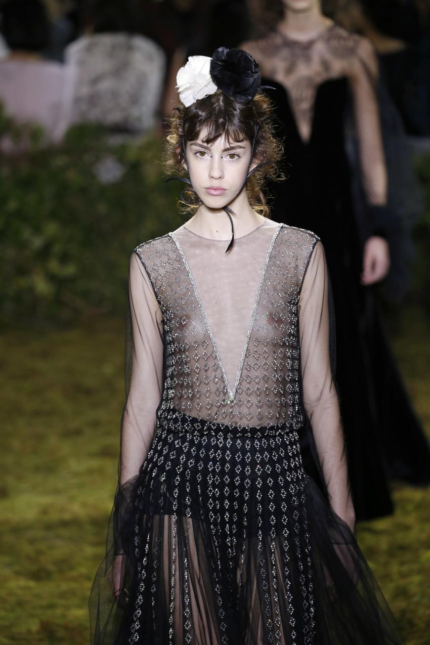 Brüste wohin das Auge schaute auf der Haute Couture Show von Dior.