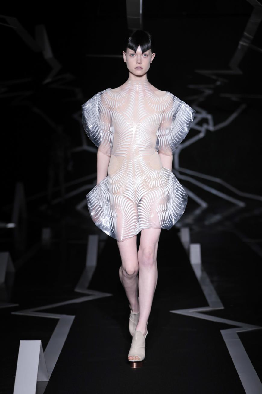 Auch die Designerin Iris van Herpen setzte auf nackte Haut mit Mustern.