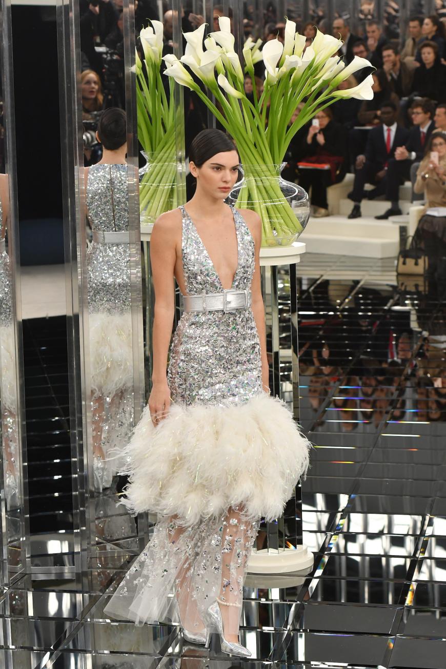 Kendall Jenner hatte ein sehr tiefes Dekolleté bei der Show von Chanel.