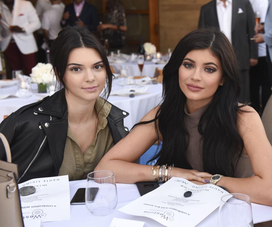 Kendall und Kylie Jenner haben Vermarktung von der großen Schwester Kim Kardashian gelernt.