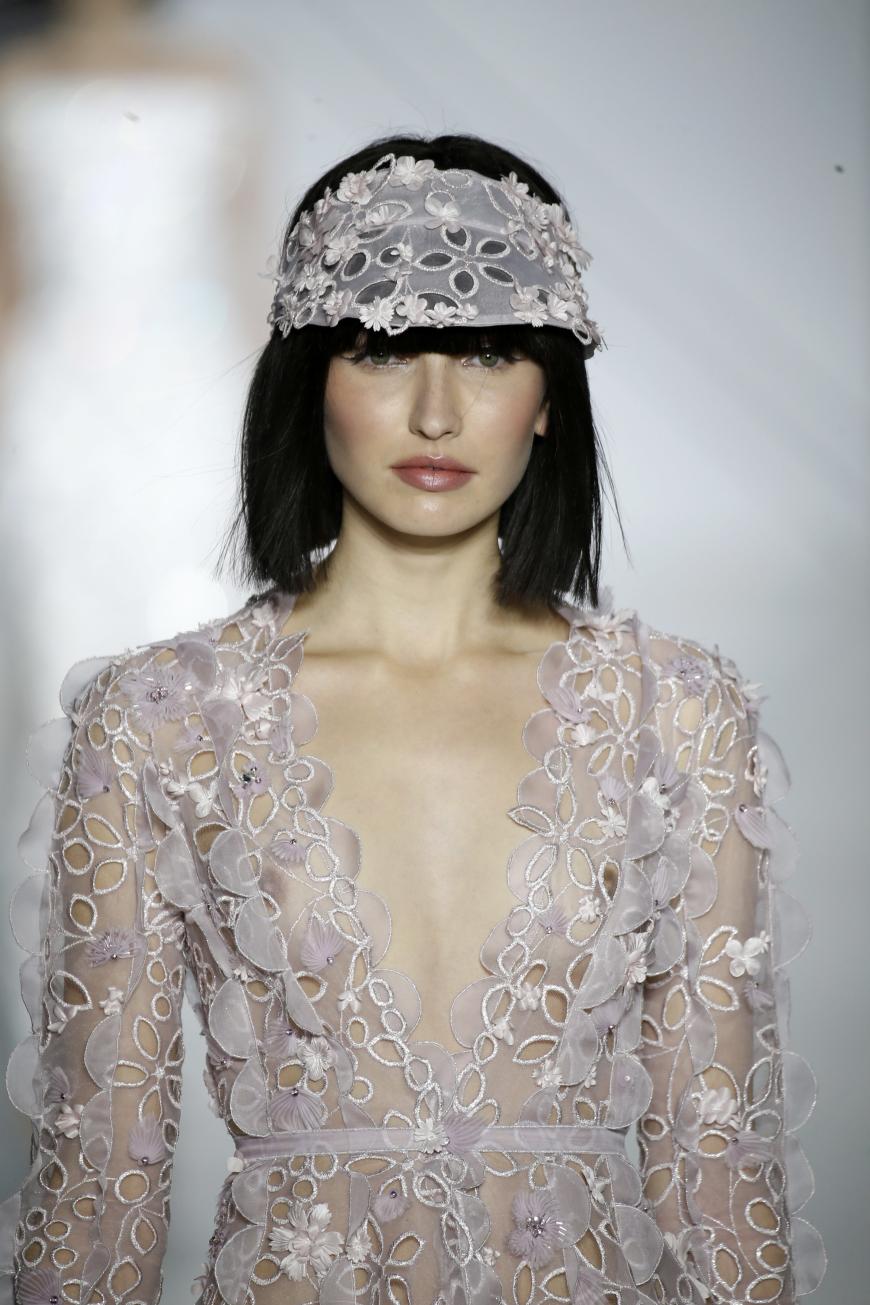 Brust mit Blumen war eine sehr freizügige Kombination auf dem Laufsteg von Ralph and Russo.
