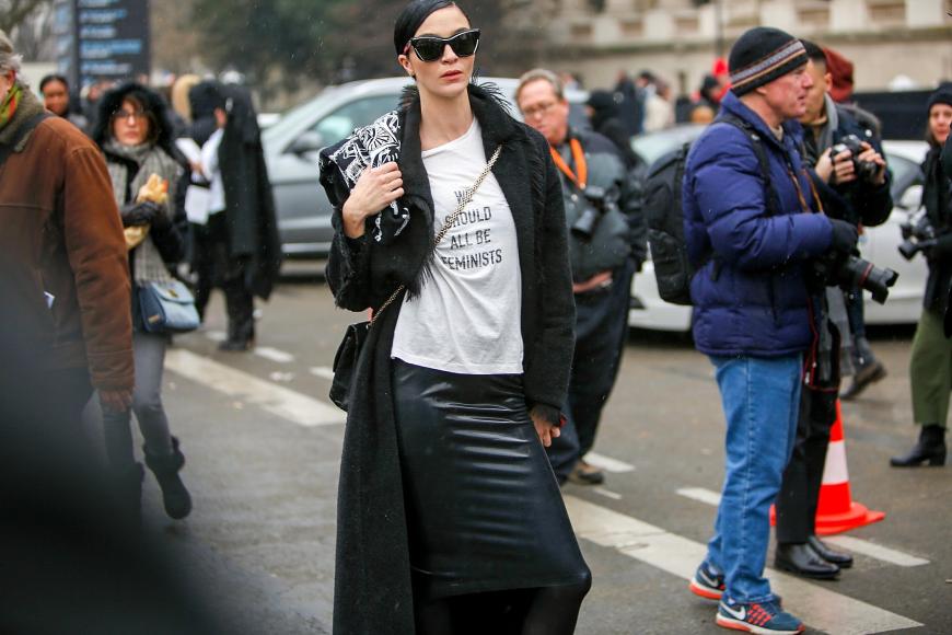 Bodenlange Mäntel, Lederröcke und vor allem Feministen-Shirts sind total angesagt auf den Straßen von Paris.