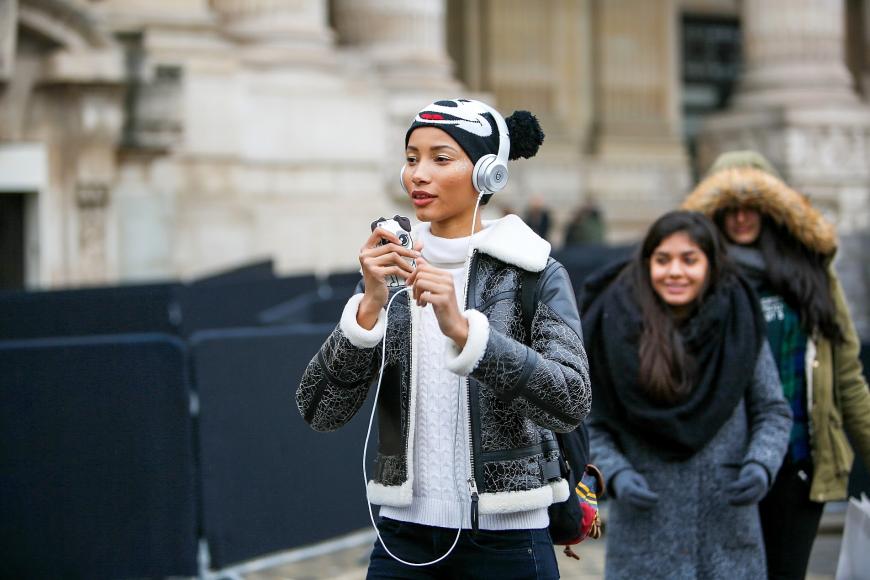 Lammfelljacken und Mickey-Mouse-Print sieht man in Paris an jeder Ecke!