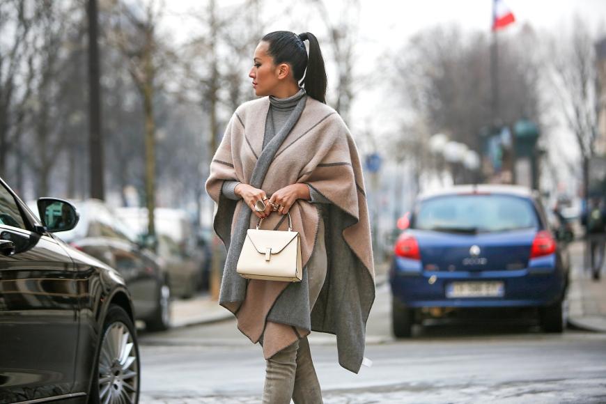Wildleder-Overknee-Stiefel in Kombination mit einem Poncho sind ein tolles Outfit zu dieser Jahreszeit!
