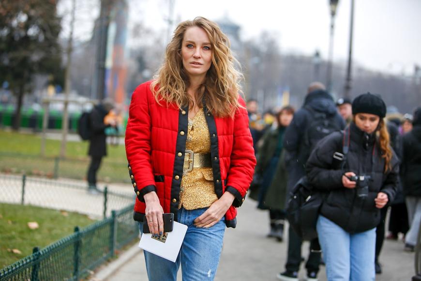 Während die Haute-Couture-Schauen in Paris laufen, lässt sich auch der Streetstyle sehen, auffällig viel Rot erblickt man auf den Straßen der Metropole.