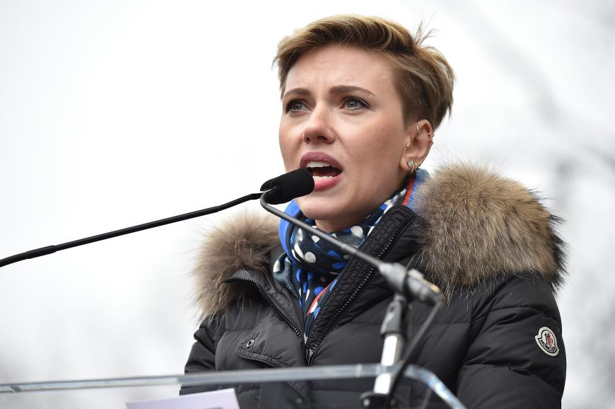 Schauspielerin Scarlett Johansson hält eine Rede beim