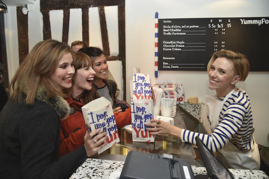 Hinterm Tresen: Scarlett Johansson in ihrem Popcorn-Laden