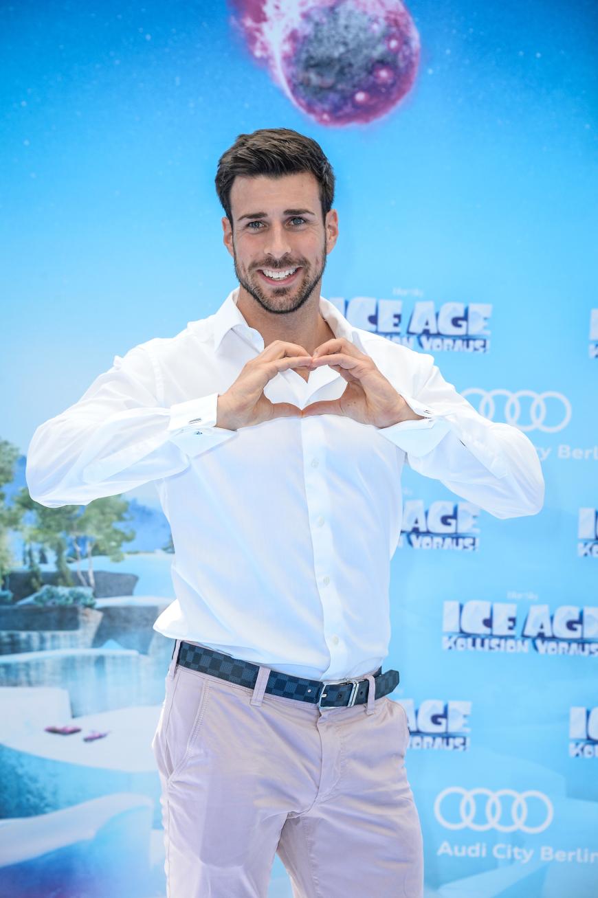Sein Herz hat Leonard Freier in der letzten Bachelor-Staffel zwar nicht verloren, dennoch ist der Berliner in Kuppelshow-Fragen natürlich ein Experte. Was er zu den neuen Kandidatinnen sagt, erfährst du hier!