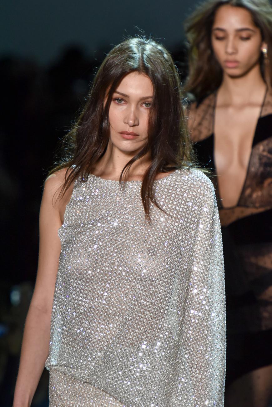 Model Bella Hadid verzichtete bei der Alexandre Vauthier-Show in Paris auf einen BH.