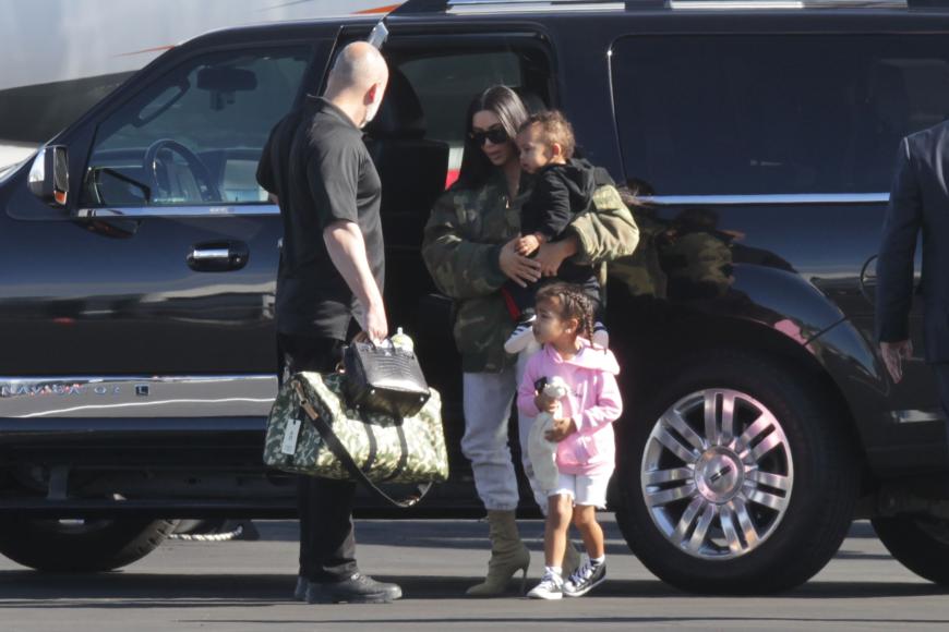 Kim Kardashian mit Saint West und North West am Flugplatz in Los Angeles.