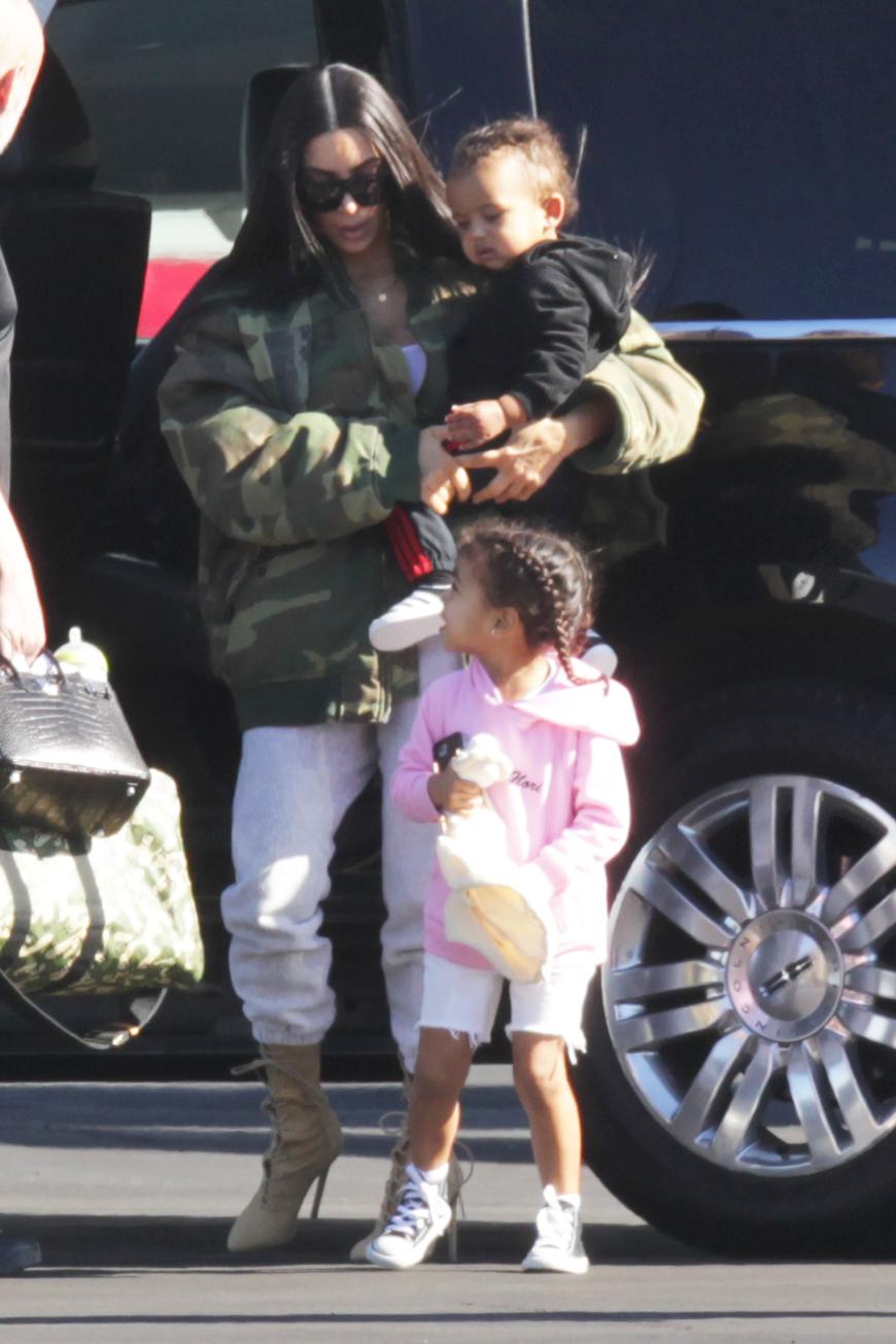 Kim Kardashian mit Sohn Saint und Tochter North.