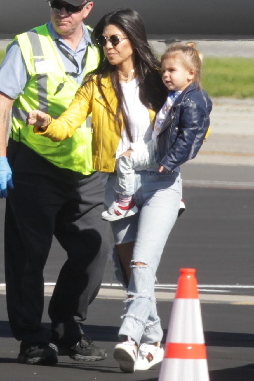Kourtney Kardashian mit Sohn Reign auf dem Weg zum Privatjet.