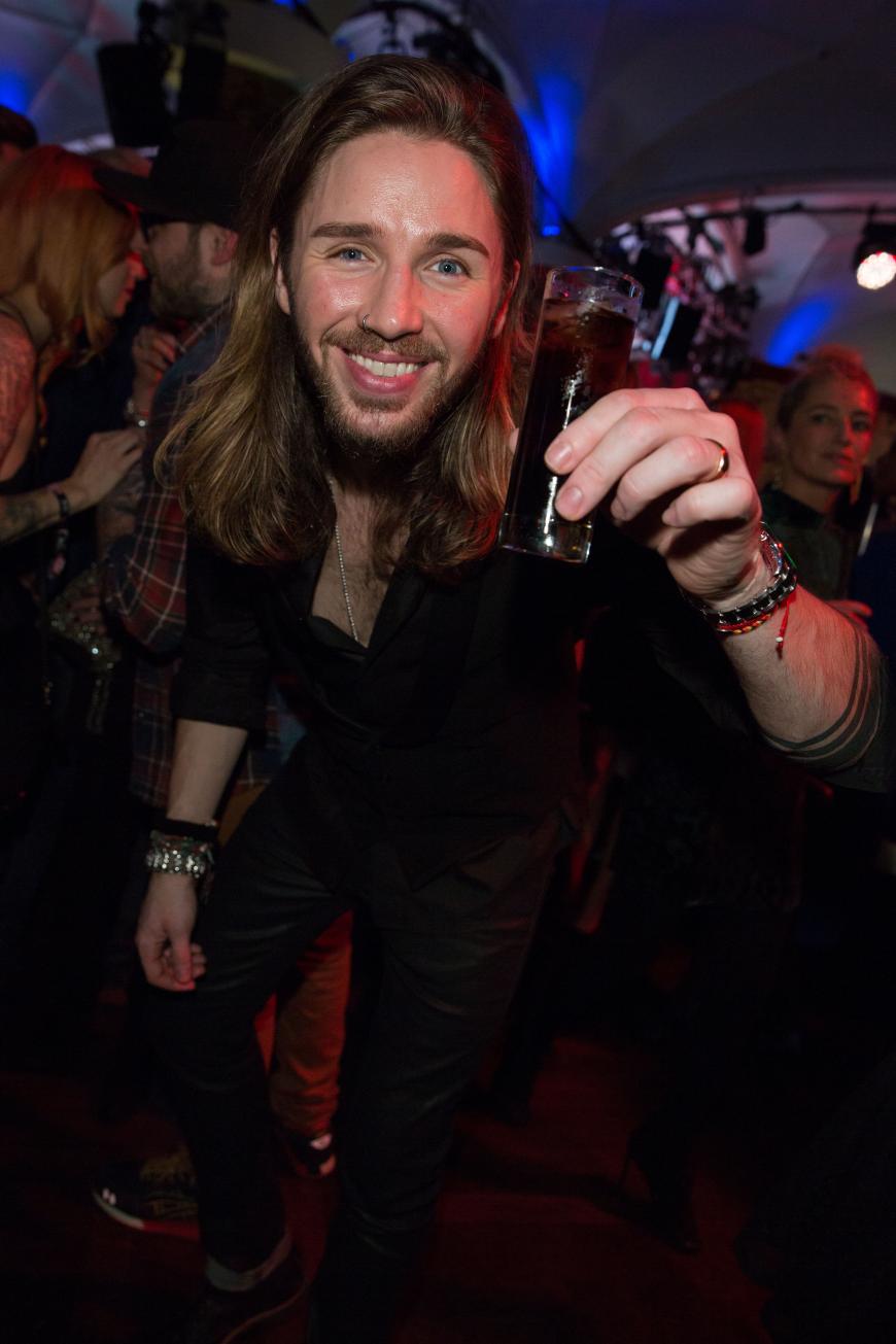 Prost auf seine Teilnahme! Sänger Gil Ofarim ist auch mit von der Partie.
