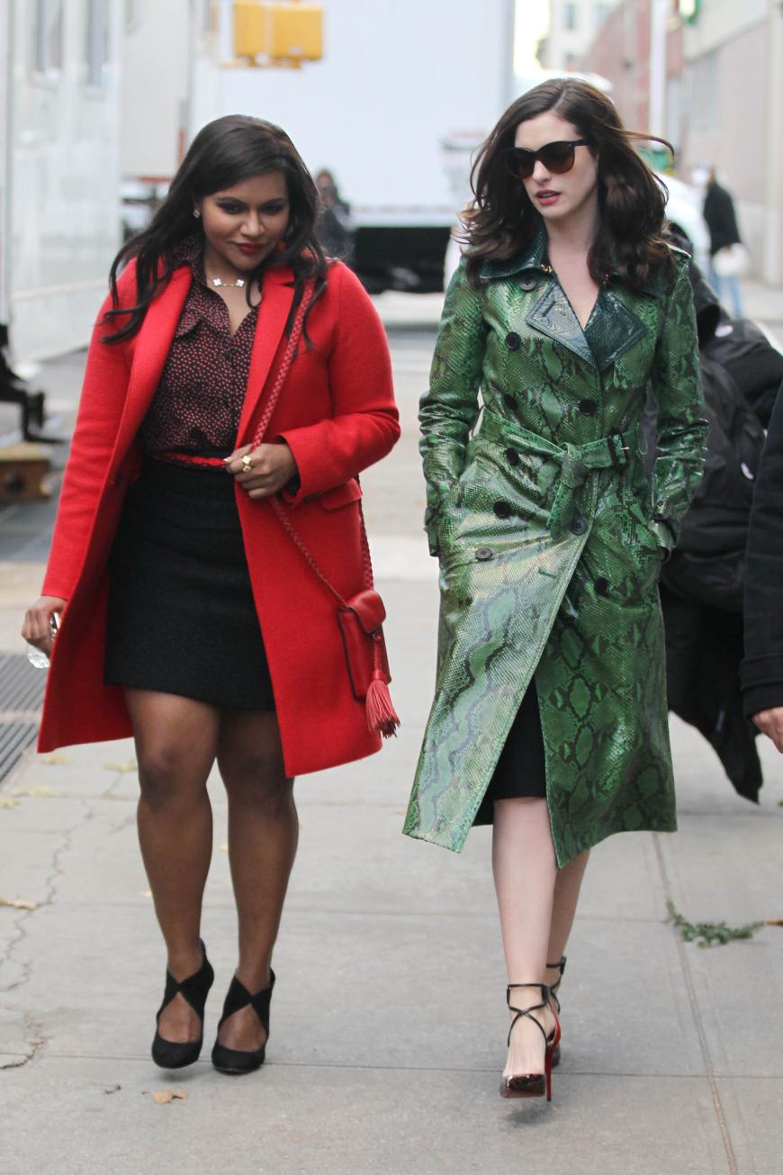 Mindy Kaling und Anne Hathaway (v.l.) am Set von