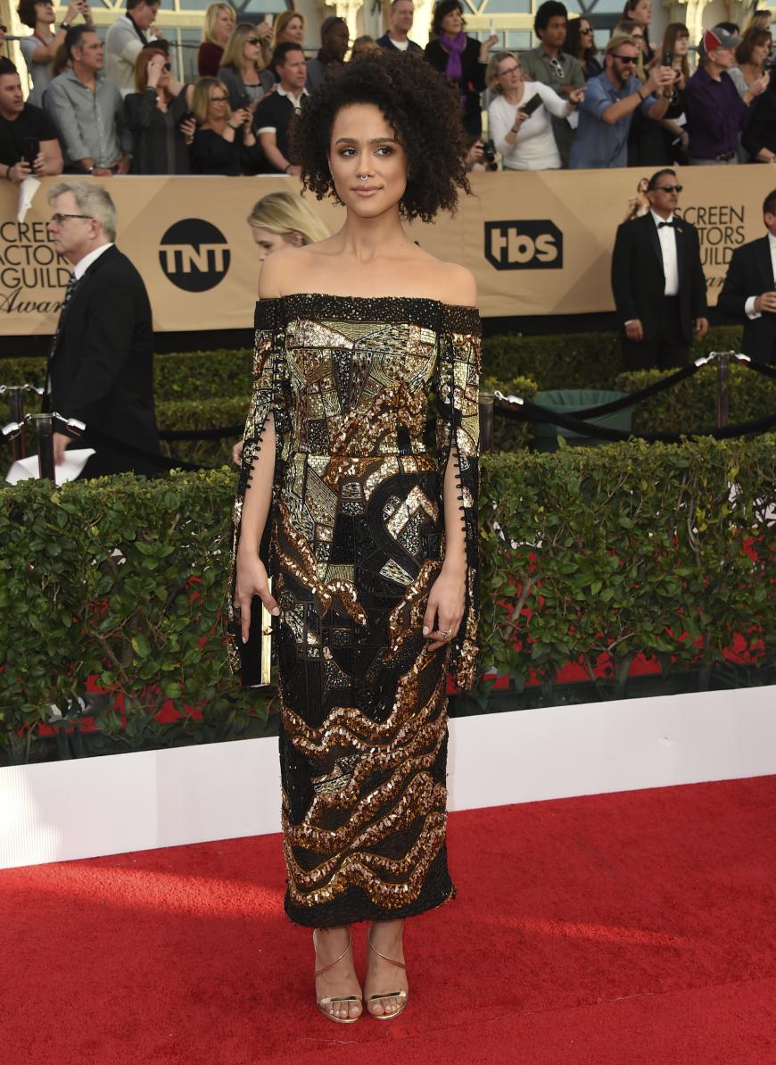 Nathalie Emmanuels Dress gehört zu den Top Drei unserer Best-Dressed-Liste, denn das Kleid hat ein wunderschönes Muster, die Farben passen hervorragend zu Nathalies Teint und der Schnitt des Kleides ist unaufdringlich und dennoch raffiniert.