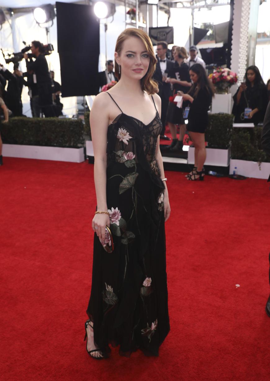 Emma Stone entschied sich ebenfalls für ein schwarzes Tüllkleid mit Blumenmuster. Irgendwie sehen diese Kleider aus wie aus einem Horror-Film und frustrieren.
