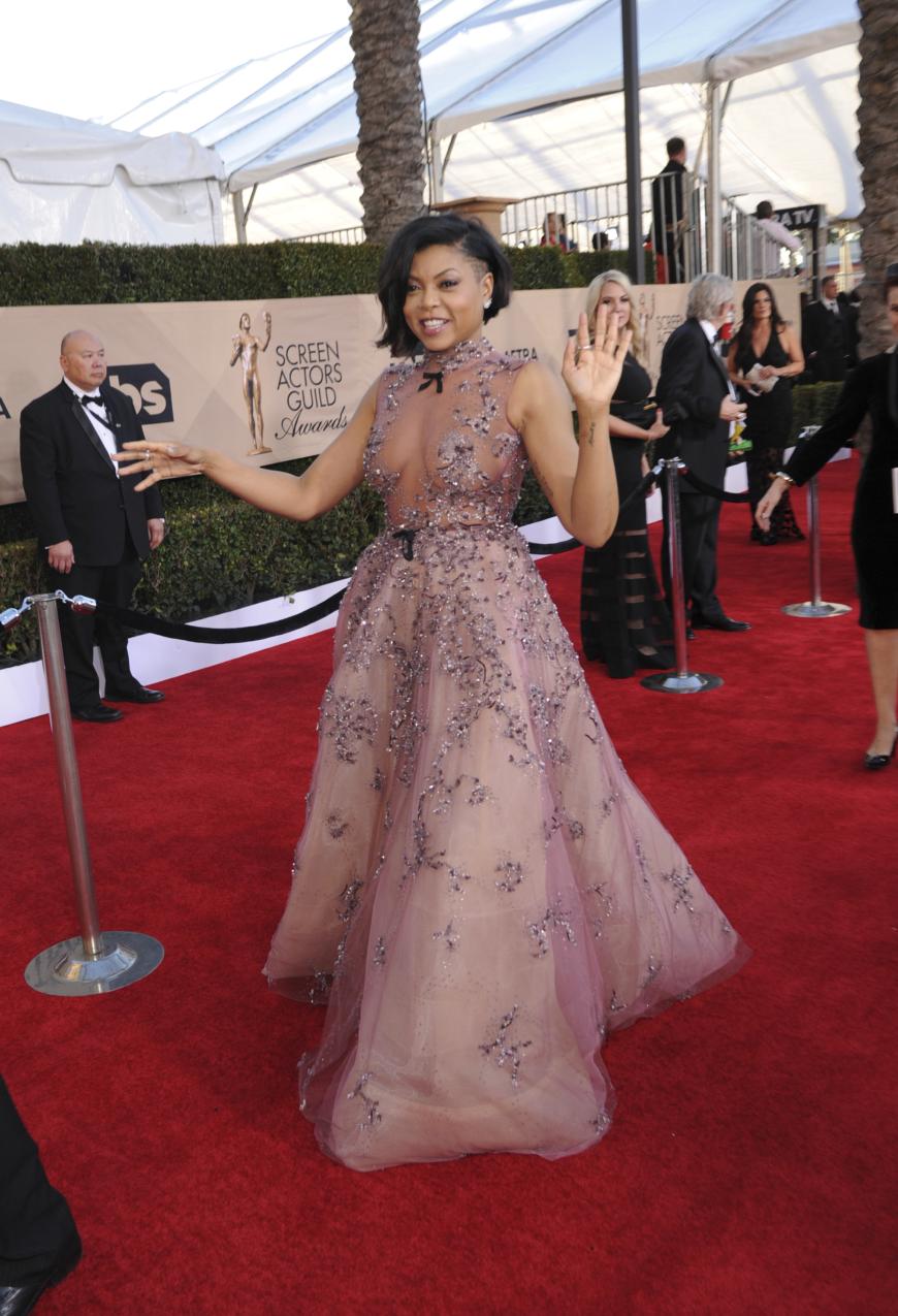 An sich ist das Kleid von Taraji P. Henson schon schön, es passt aber nicht zum Typ und zur Figur der Schauspielerin. J.Lo würde es prima tragen können. Sie sieht darin aus wie eine Pummelfee...