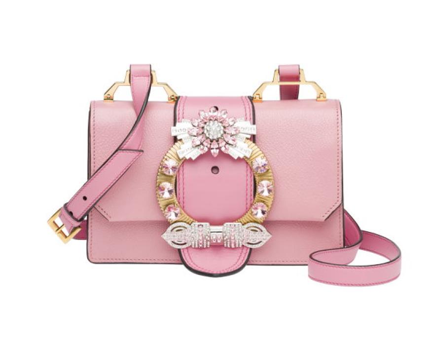 Diese süße Tasche von Miu Miu lässt jedes Herz höher schlagen, allerdings wird es sie erst ab Anfang Februar in den Stores geben.