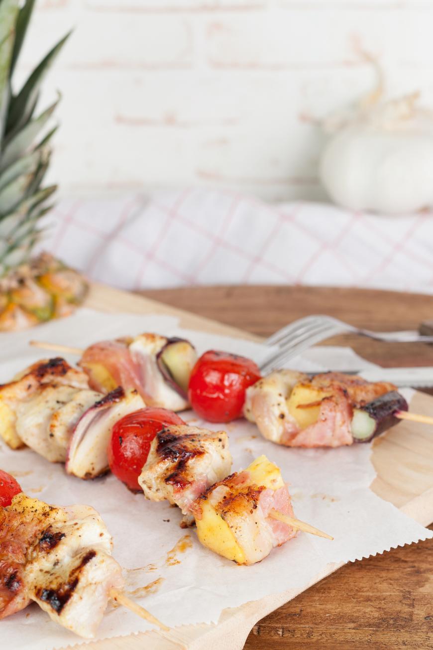 Eine Inspiration für die Paleo-Diät sind die Ananas-Hähnchen-Spieße.