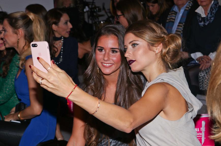Auch Promis, die sie unterstützen, bekommen den Ärger der Fans zu spüren. Fußballer-Gattin Cathy Hummels (r.) bekam für dieses Selfie mit Sarah einen riesen Shitstorm.