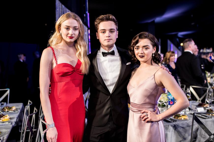 Mit Sophie Turner (l.) und Dean Charles (m.) ist Maisie Williams groß geworden. Sie stehen seit sechs Jahren gemeinsam für