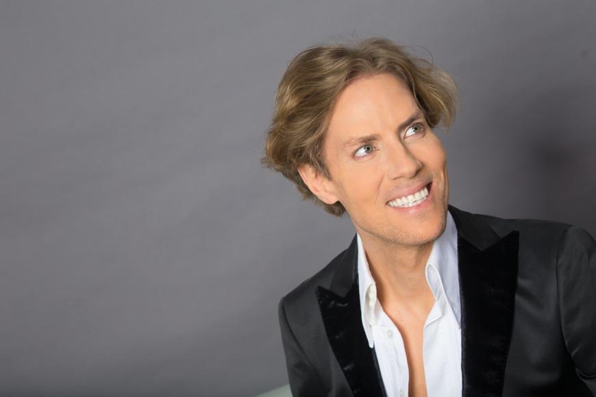 Jens Hilbert setzt auf Bleaching für das perfekte Strahle-Lächeln. Mit einem Filler wird außerdem die Haut aufgepolstert, dadurch wird die Nasolabialfalte bekämpft.