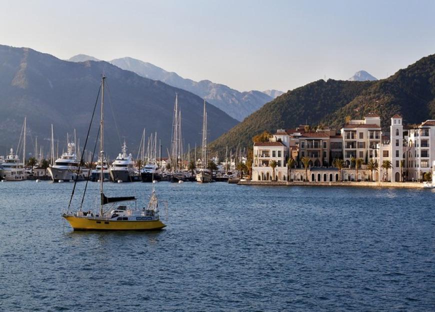 Im Hafen von Montenegro sind große und kleine Yachten zu bewundern.