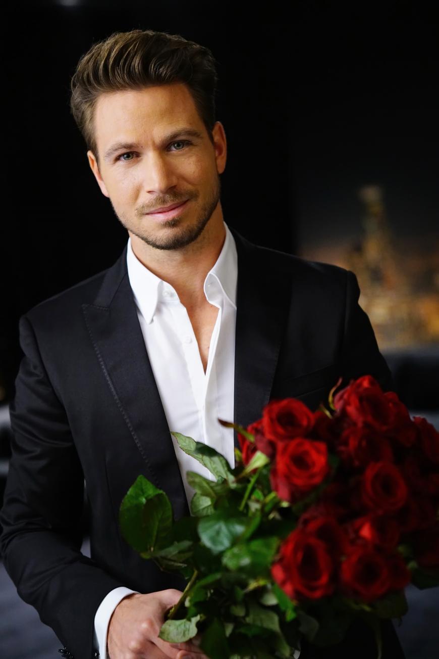 Der Bachelor Sebastian Pannek musste in der ersten Nacht der Rosen vier Damen nach Hause schicken.