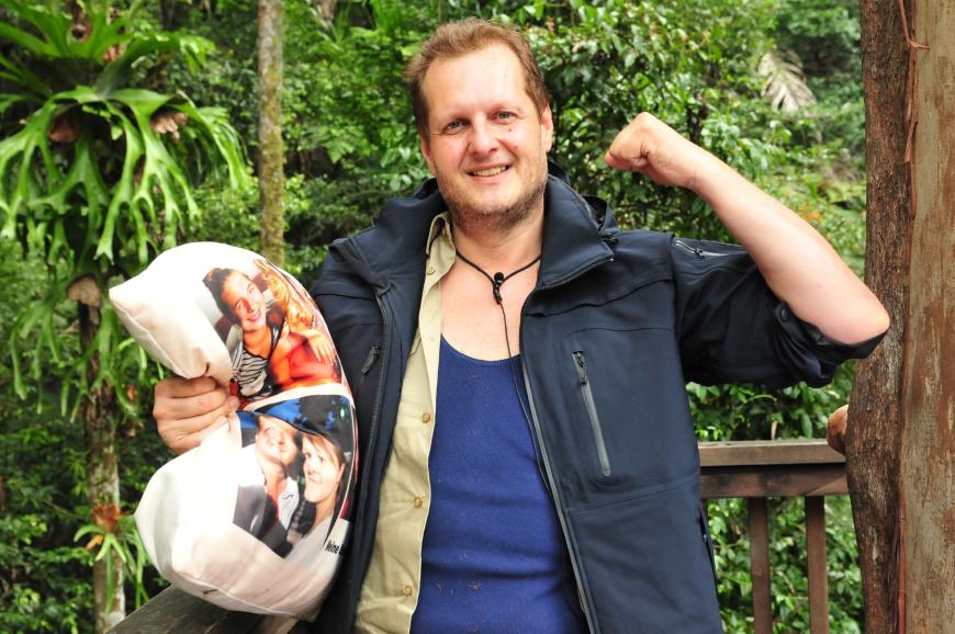 Schon während seines Aufenthalts im diesjährigen Dschungelcamp vermisste er seine Familie riesig. Einziger Trost: Das Kissen mit den gemeinsamen Fotos.