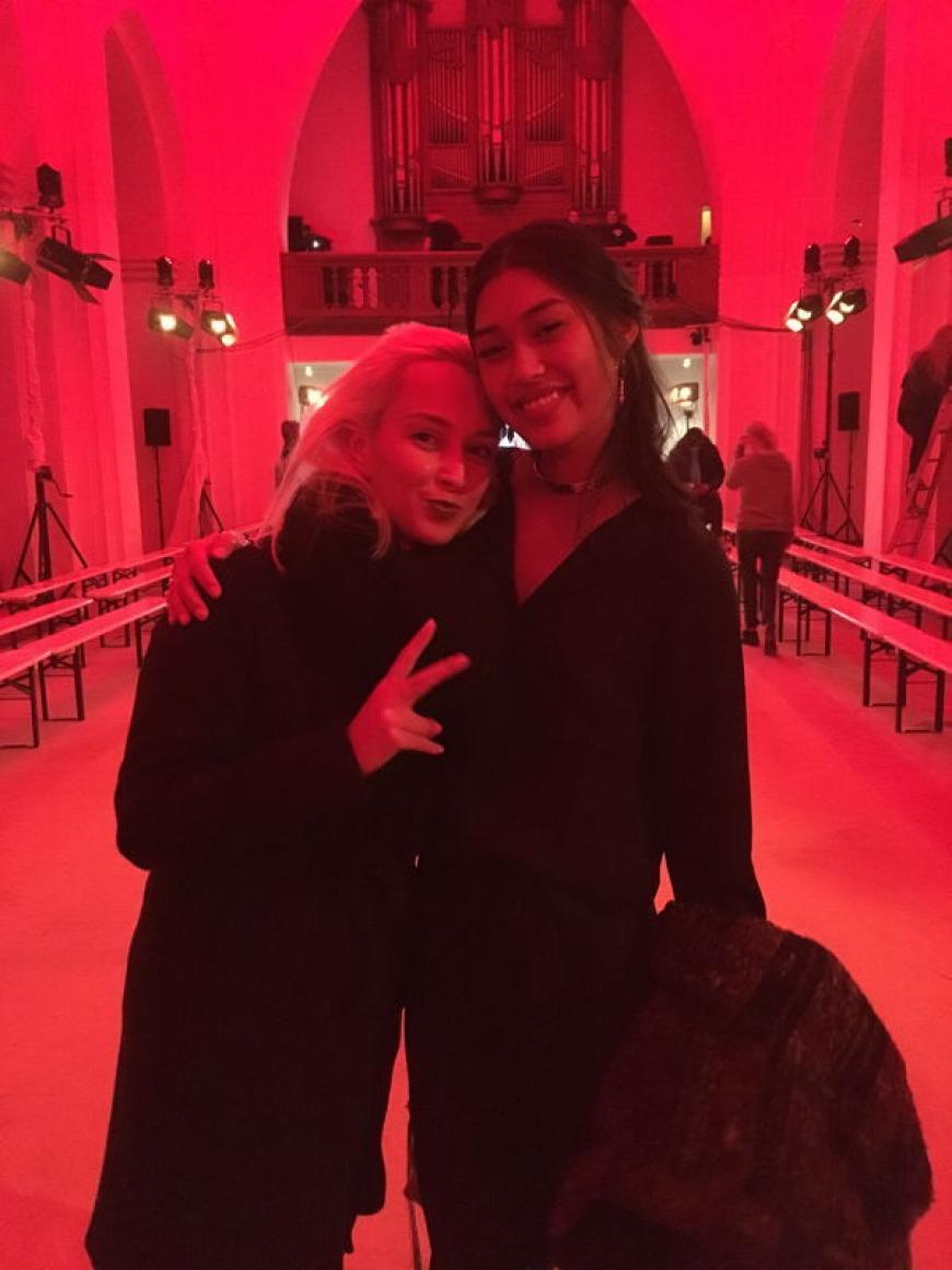Trotz des roten Lichts erkannte Bloggerin und Make-up-Artist Jazz Brown das ehemalige GNTM-Mitglied Anuthida Ploypetch natürlich sofort!