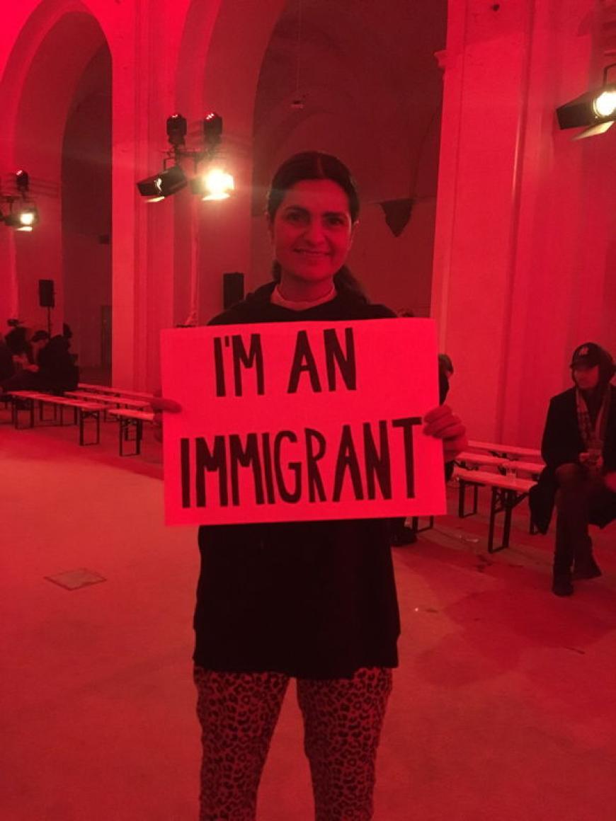 Für uns hielt Leyla Piedayesh das Schild aus der Show noch mal hoch!