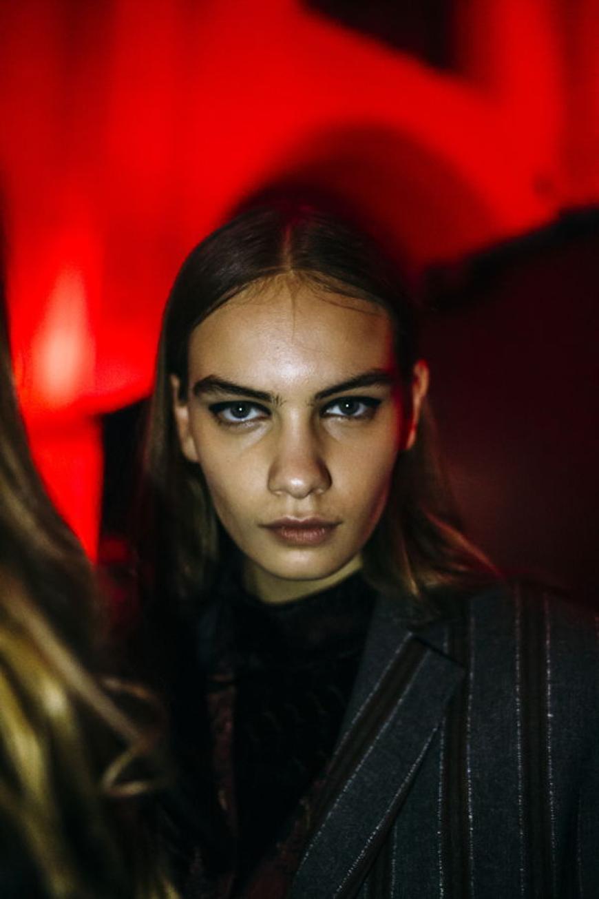 Das Make-up der Show war sehr dunkel gehalten, was zusammen mit der kirchlichen Atmosphäre und dem roten Licht mysteriös und beeindruckend wirkte.