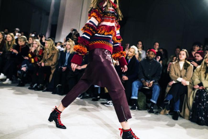 Wenn uns dieser Pullover von Lala Berlin nicht warm halten wird, wissen wir auch nicht weiter.