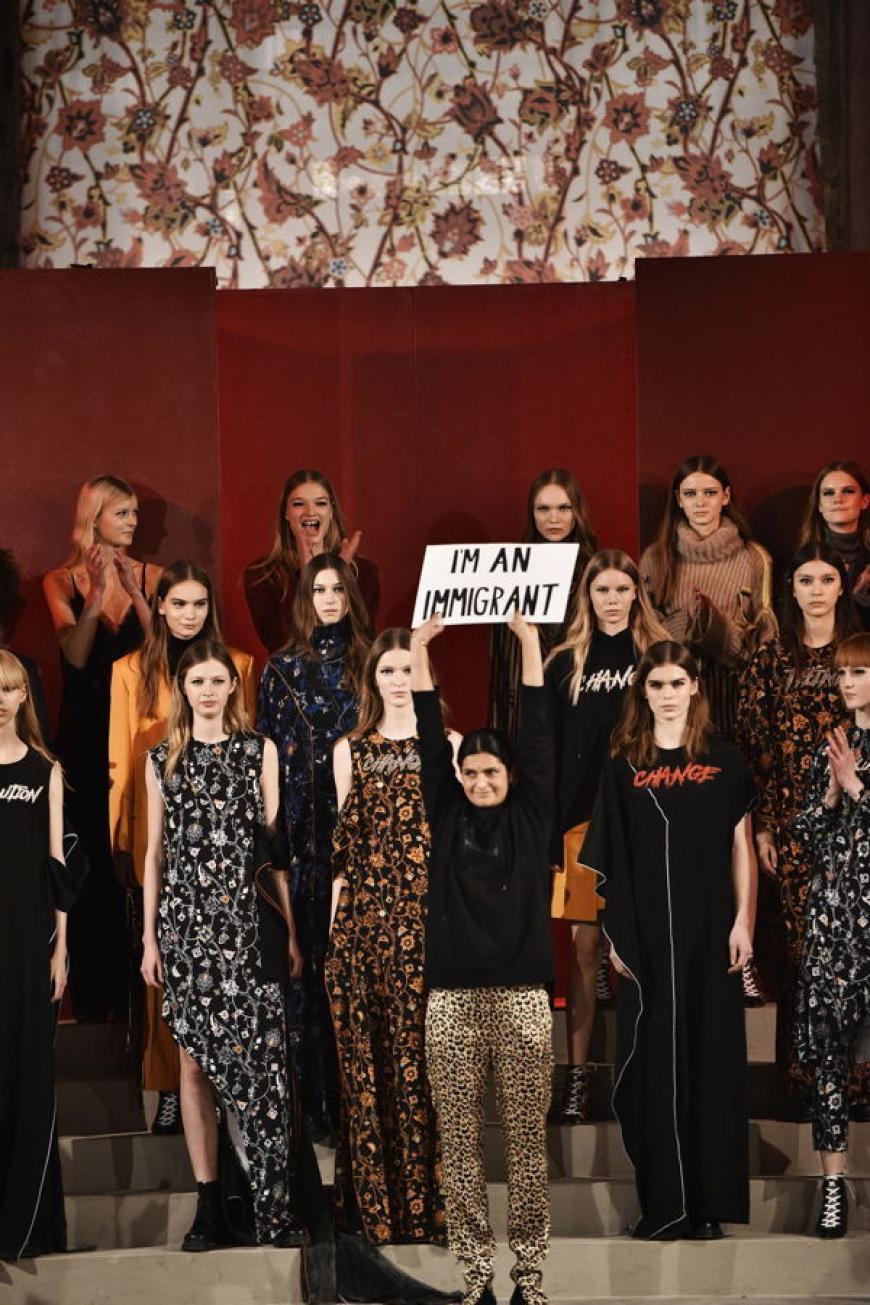 Am Ende der Show gab es tosenden Applaus für Designerin Leyla Piedayesh, die ein Schild mit der Aufschrift
