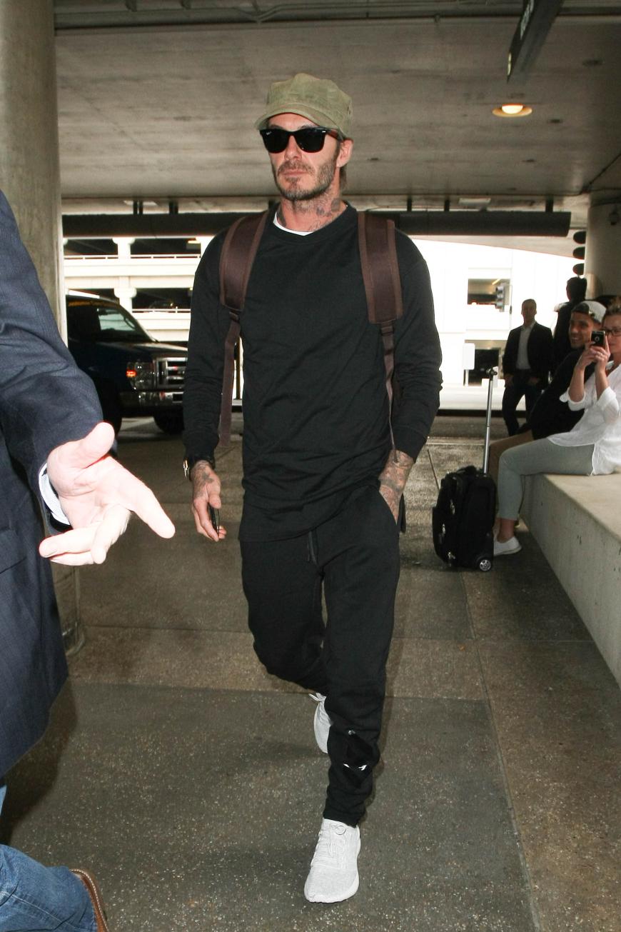 David Beckham bleibt am LAX lieber inkognito und wird trotzdem von den Fotografen entdeckt.