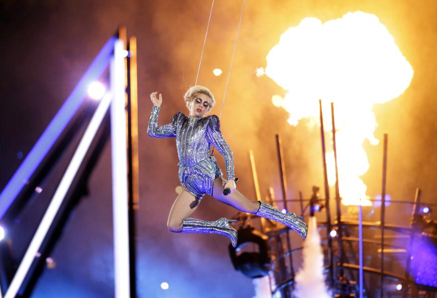 Zu Beginn der explosiven Show springt die Sängerin vom Dach des Stadiums und fordert