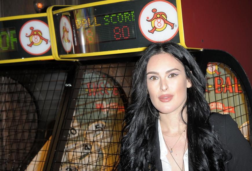 Rumer Willis schockiert mit ihrem maskenhaften Gesicht.