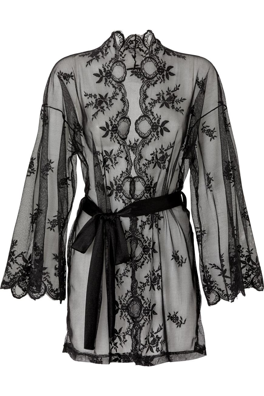 Hübsche Verpackung zum Aufmachen: Schwarzer Kimono mit G-String im Set von Beate Uhse, knapp 37 Euro - HIER shoppen.