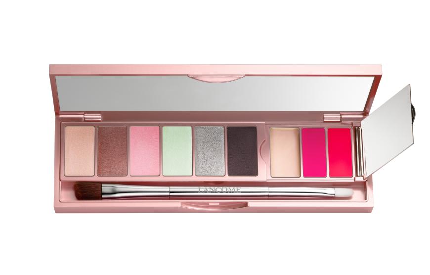 Mit dieser Palette für Augen und Lippen geht fast alles: Im Inneren verbergen sich sechs Lidschattenfarben von sanftem Beige über schmeichelndes Rosé bis zu frischem Pistazie, die nach Lust und Laune miteinander kombiniert und verblendet werden. Öffnet man die glänzende Silberklappe auf der rechten Seite der Palette, zeigen sich zwei Lippenstiftfarben in Pink und Rot, dazu kommt ein pflegender Balm. Ab dem 16.2. bei douglas.de, 55€.