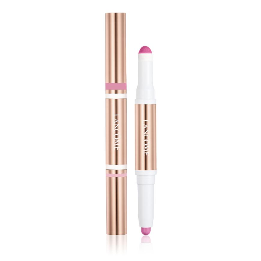 Mit diesem doppelseitigen Stift für die Lippen gelingt der trendige Ombré-Effekt ganz leicht: Auf der einen Seite befindet ein softer Cushion-Applikator, der mit einer intensiv pigmentierten Matt-Formel getränkt ist. Diese Textur als Step 1 auf den äußeren Lippenrand auftragen. An der anderen Seite des Stiftes ist die cremige Textur enthalten, mit der die Lippen nun ausgefüllt werden. In vier Farben erhältlich und ab dem 16.2. bei douglas.de, 30€.