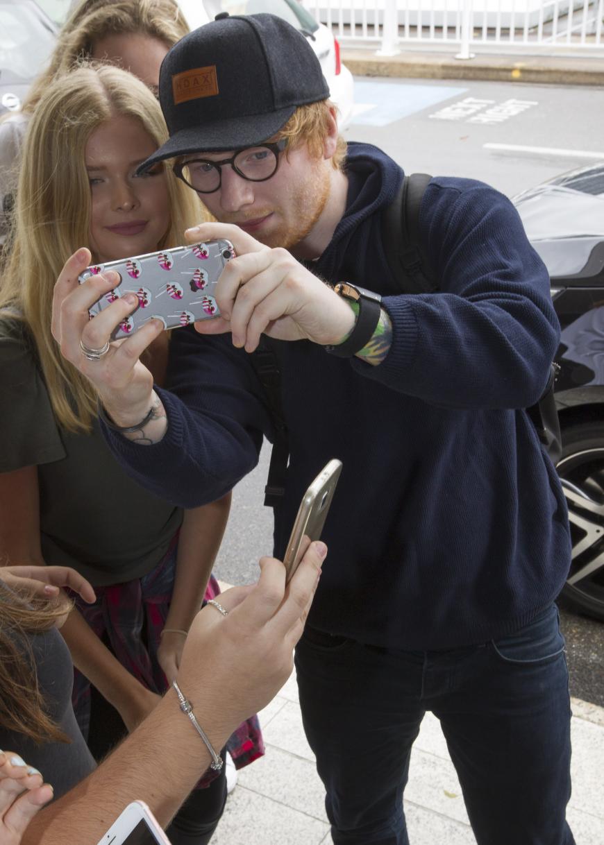 Ed Sheeran nimmt sich auch auf Reisen Zeit für die Fans, die geduldig am Flughafen von Sydney auf den Sänger warteten.